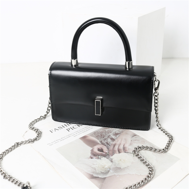 女性のシンプルなスタイルのブラック レザー フラップ ハンドバッグ