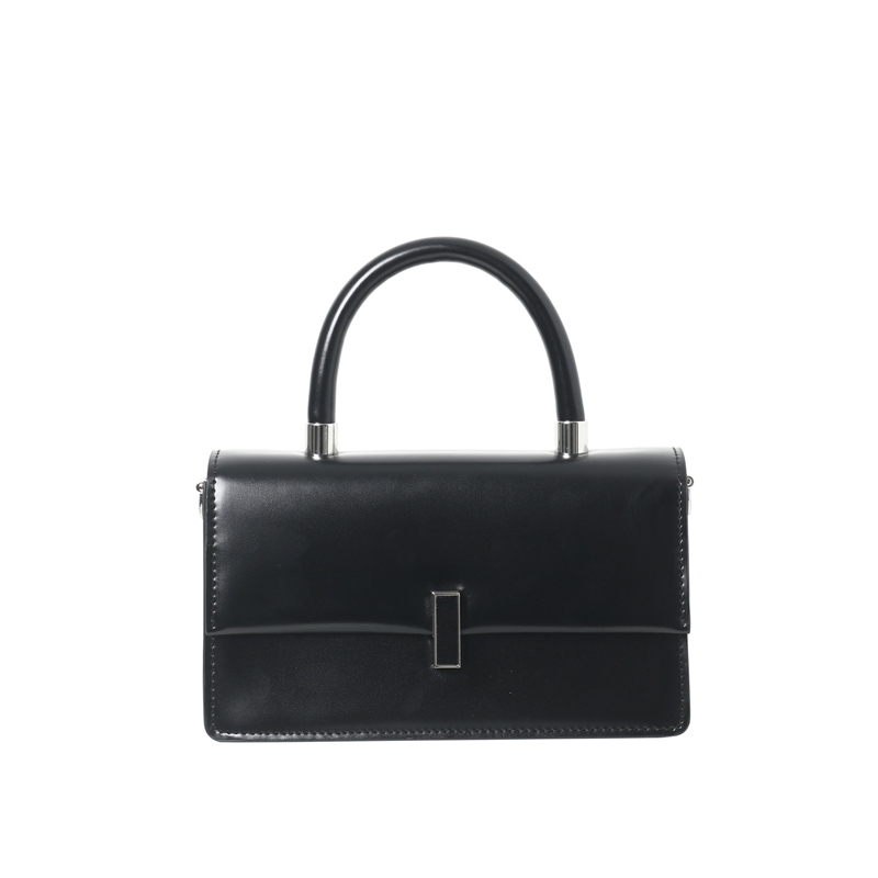 女性のシンプルなスタイルのブラック レザー フラップ ハンドバッグ