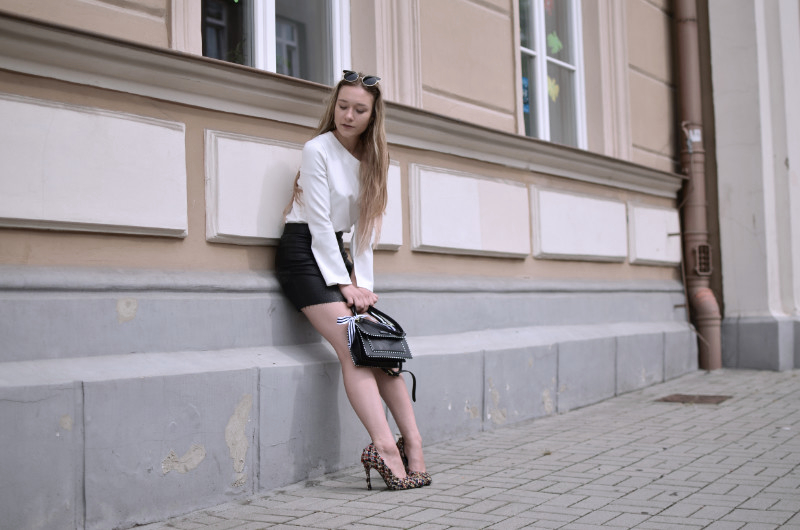 Sara Dunaj's Review Show about "Black Cross-body Bags with White and Black Stripes Bow"