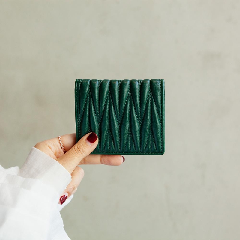 本革 緑の財布 プリーツ カードケース 二つ折り財布 ウォレット 